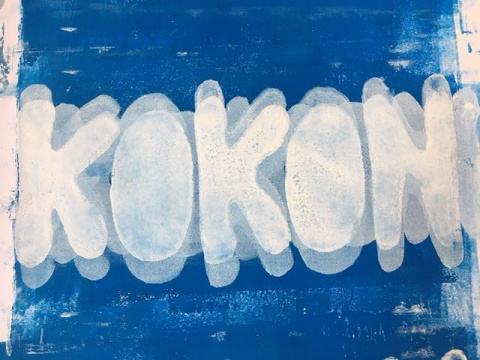Druckgrafik (Materialdruck weiß und blau) das Wort KOKON