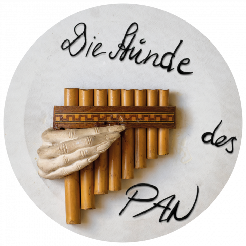 Foto von einer Panflöte, die von einer geschnitzten Hand gehalten wird mit der Aufschrift "die Stunde des Pans"