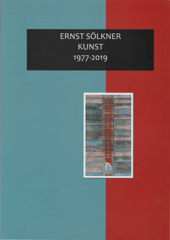 blaue und weinrote senkrechte Fläche, innerhalb dieser wiederum eine grafische Aufteilung einer rechteckigen kleineren Fläche, ähnlich einem Reißverschluss, in den gleichen Farben. Textstelle im Bild im schwarzen Rahmen: Name des Künstlers und seine Lebenszeit