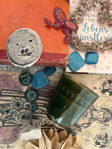 Collage aus Schmuck, Keramik, Büchern und Basteleien