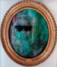 Portrait in Grüntönen mit Sonnenbrille im ovalen Goldrahmen