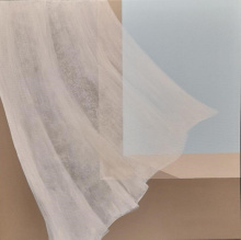 ein weißer, wehender Vorhang im geöffneten Fenster vor blauen Horizont und braunen Wänden