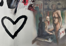 Malerei: rechte Seite  bis zur Mitte schwarzes unregelmäßiges Herz auf weißem Grund ; linke Seite 2 nudefarbene,nackte, menschliche Gestalten: 1 sitzend und 1 stehend grauer Bildgrund