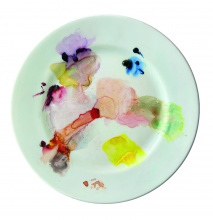weißer Keramikteller als Pallette mit bunten Farbflecken