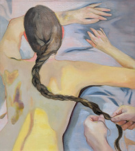 Oberkörper mit Kopf einer junge Frau liegend , Rückenansicht mit langem, dunkelbraunen Zopf, der von zwei Händen zu Ende geflochten wird