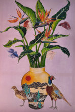 Vase mitt Strelizien umgeben von exotischen Vögeln (Rebhuhnpaar)